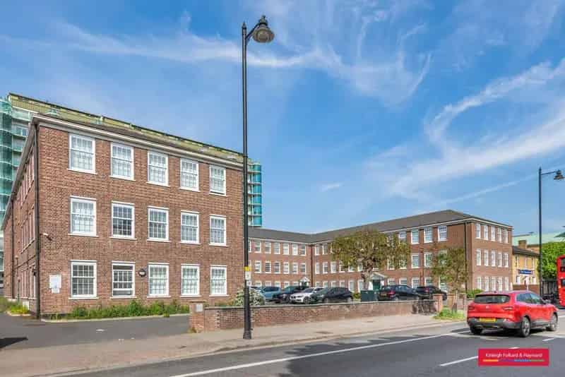 Enfield Town One Bedroom Flat with Parking