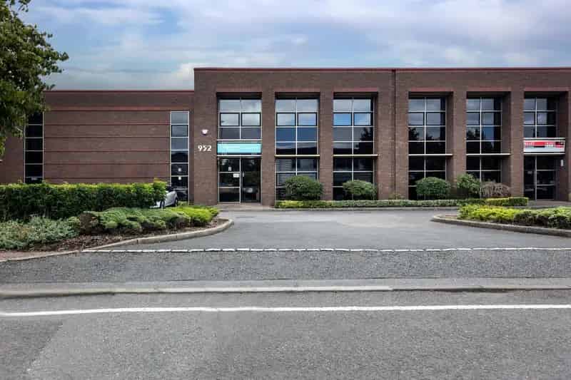 Industrial Unit Slough Trading Estate 6m Eaves 12 Parking Spaces