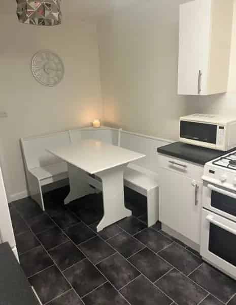 2 Bed Flat Near Kingston Upon Thames