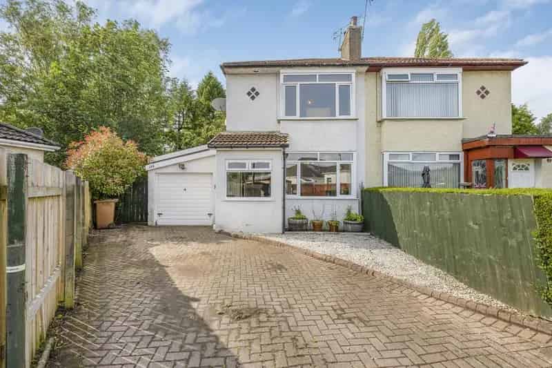 2 Bedroom Semi Detached House for Sale in Old Drumchapel