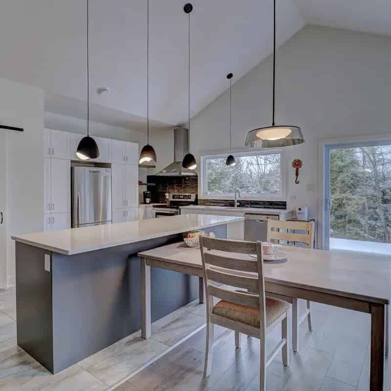 1600 sq ft Lakefront Home with Double Garage - Buckingham
