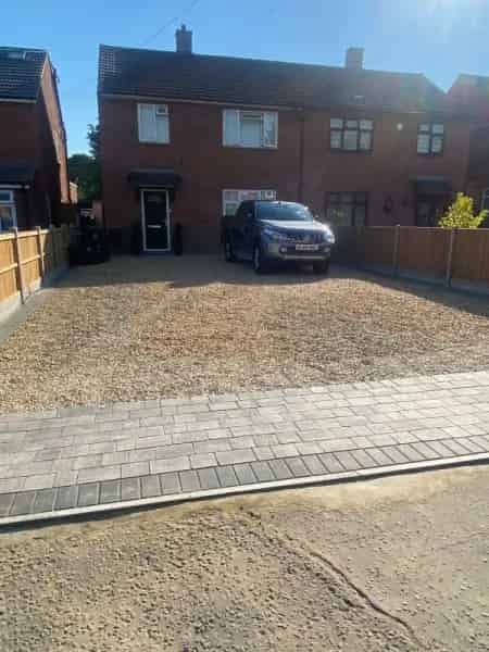 Large 3 Bed House Huge Driveway Garden Near Schools Stations
