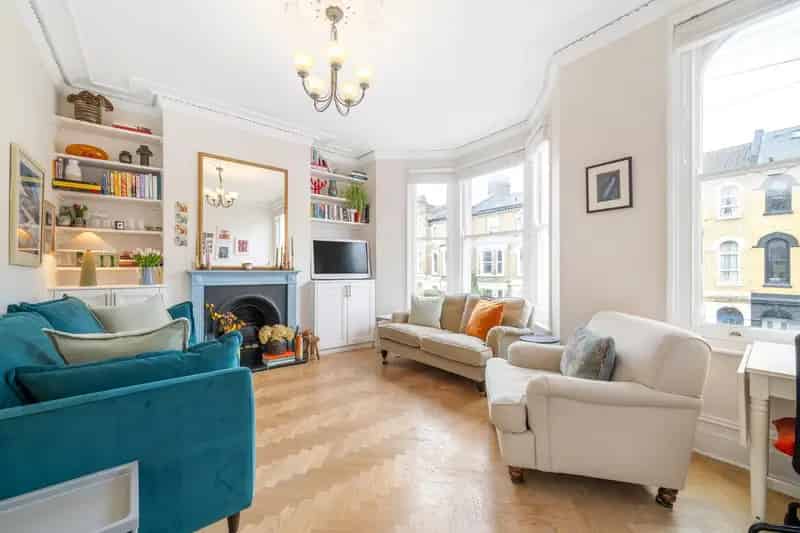 3 Bedroom Victorian Apartment Brixton  900 sq ft Modern Updated