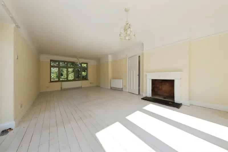 Spacious Detached Family Home with Large Garden and Double Garage