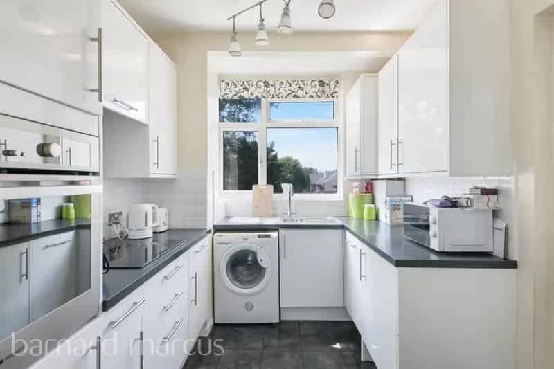 2-Bed Flat with Garage and Parking near Amenities