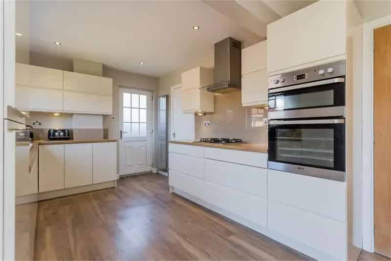 4 Bed Detached House with Large Garden and Ample Parking