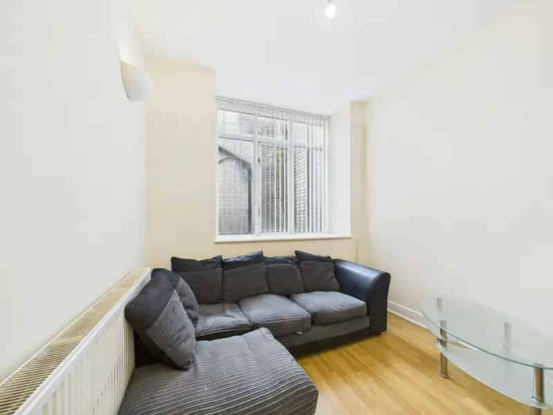 Spacious 2-Bed 2-Bath Apartment Grade II Listed Building City Centre