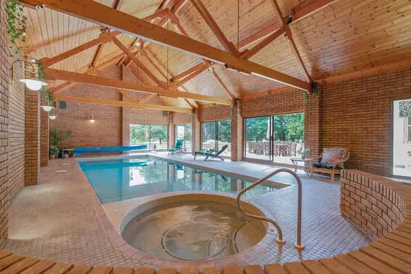 5 Bedroom Detached House with Indoor Pool and Large Gardens
