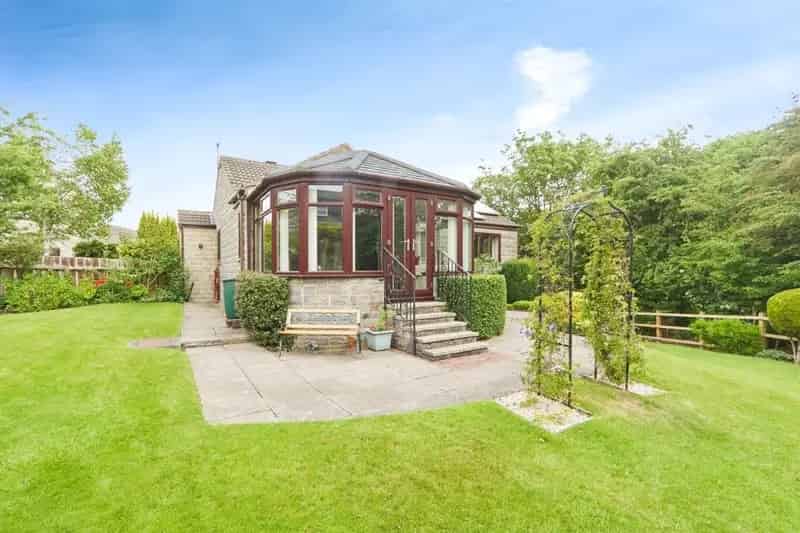 3 Bed Detached Bungalow with Conservatory and Garden