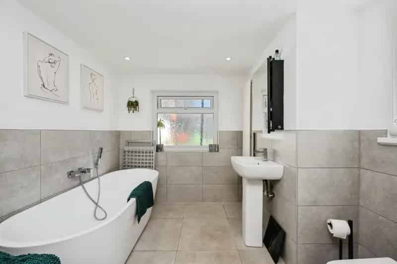 3 Bedroom Mid Terrace House For Sale
