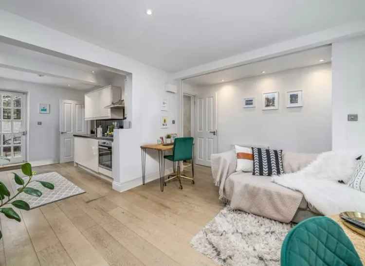 Flat For Sale in London, England