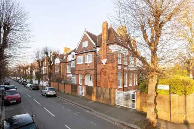 7 Bedroom Semi-Detached House for Sale in London W4