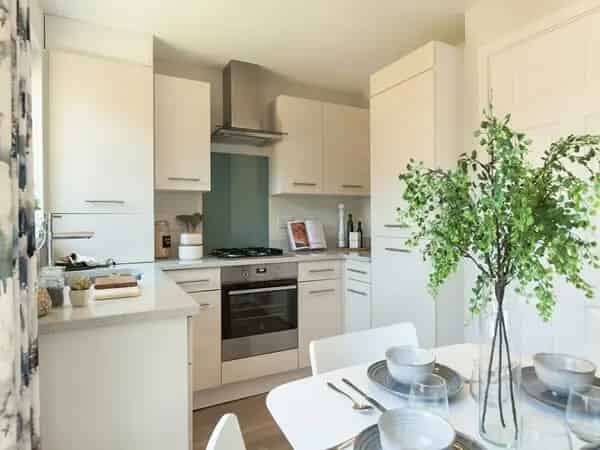 Modern Family Home Two Parking Spaces Ensuite Garden
