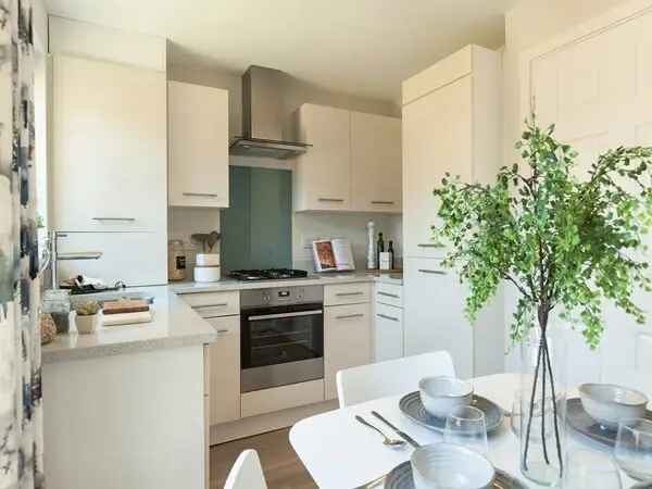 Modern Family Home Two Parking Spaces Ensuite Garden