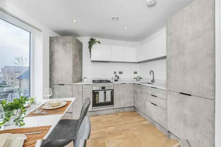 Flat For Sale in London, England