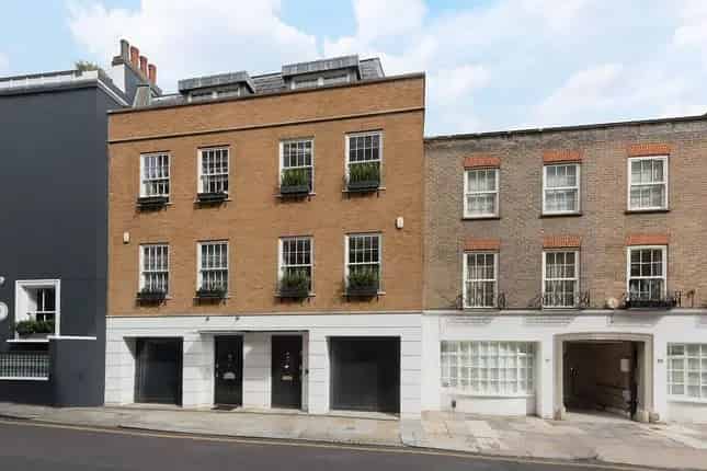 Stunning 4-Bedroom Family Home in Kensington