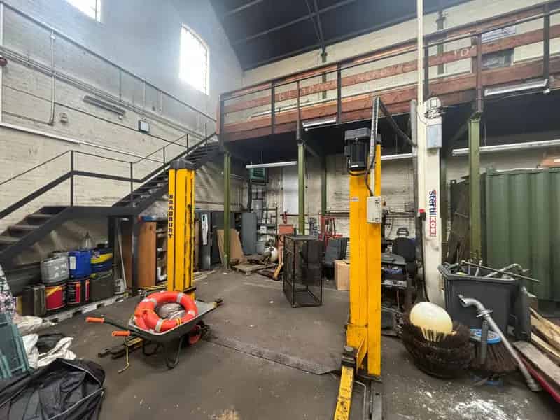 Ground Floor Workshop to Let Dorking
