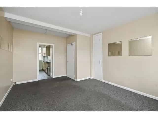 3 Bedroom Flat for Sale - Spacious Living, City Centre Access
