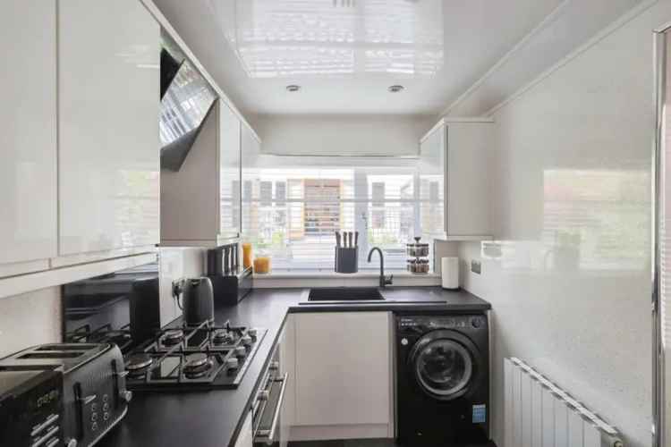 2 Bedroom House For Sale Near Transport Links and Amenities