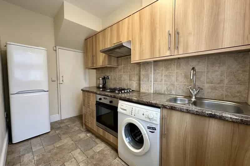 2 Bed Fully Furnished House Clifton Avenue Zero Deposit Available
