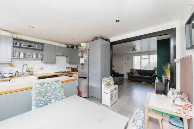2 Bed Terraced House Hertford - Garden Parking Modern Bathroom