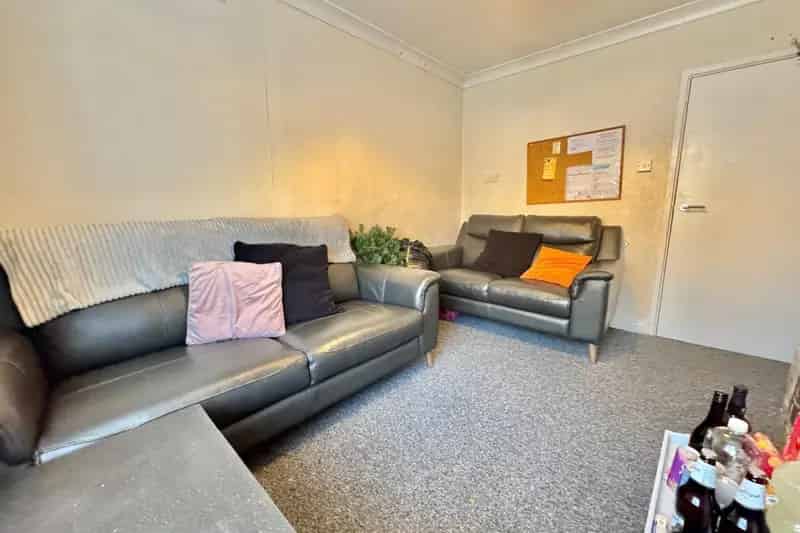5 Bedroom House with 2 Bathrooms and Large Garden