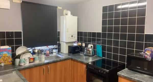 1 Bedroom Ground Floor Flat Spacious Rooms Two Storage Rooms