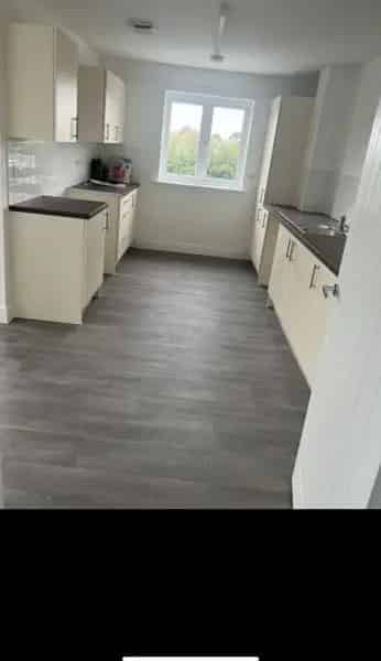 2 Bedroom First Floor Flat Lancing Near Station Shops Schools