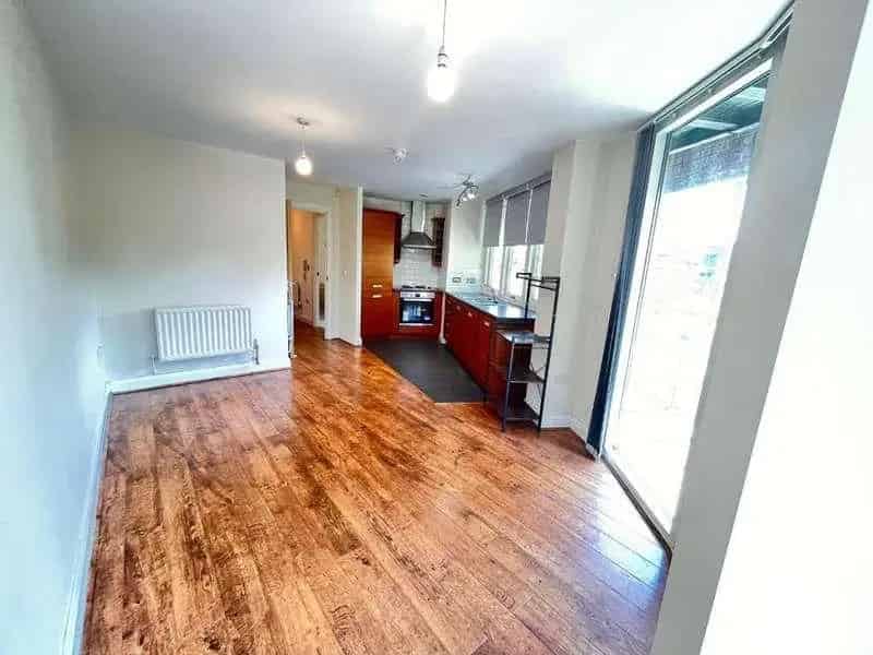 2 Bed Flat for Sale Modern Apartment with En-Suite and Balcony