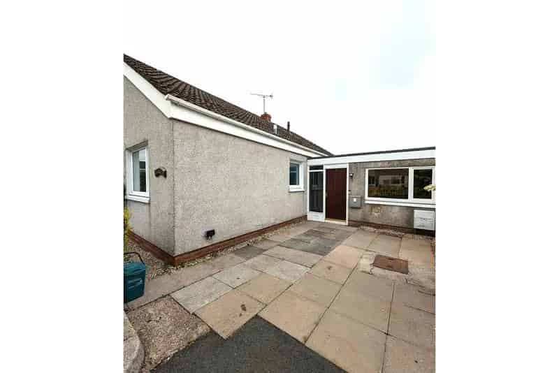 2 Bed Bungalow - Detached with 2 Reception Rooms