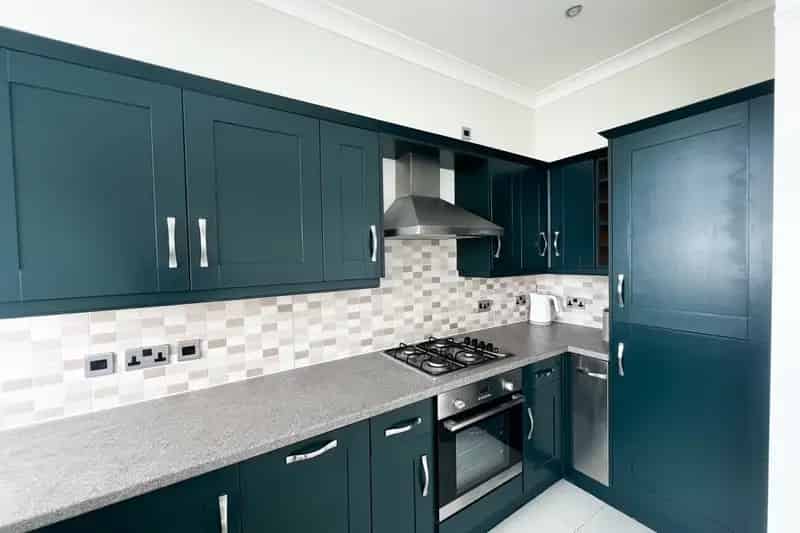 Sea View 2-Bed Flat Near Coast Modern Amenities