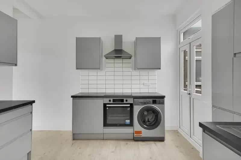 2 Bedroom Flat for Sale Near Leyton High Road