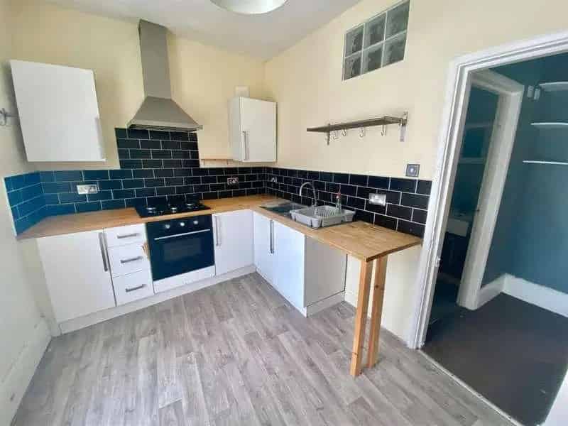 2 bed flat for sale
