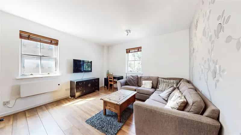 3 Bedroom Apartment Whitechapel Modern Kitchen Bathroom Furnished Available July