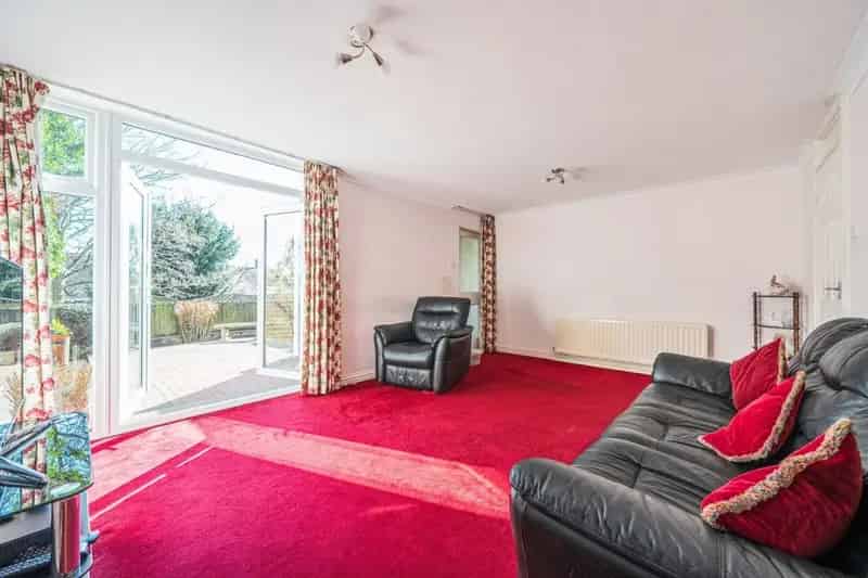 Spacious 3 Bedroom House Near Gordon Hill Station