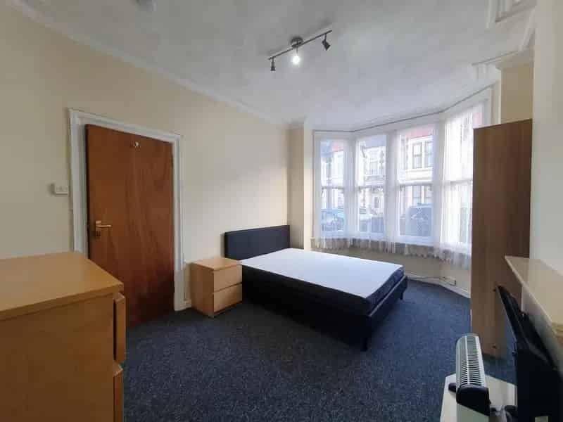 Studio Flat to Rent - Fully Furnished