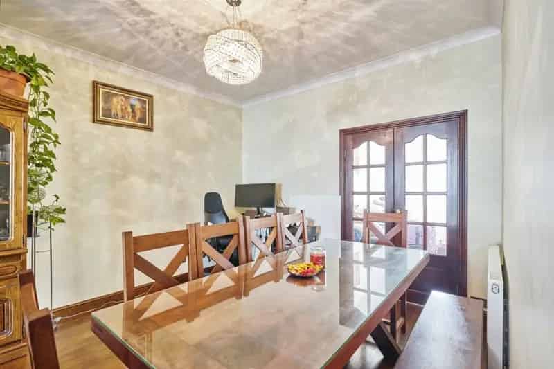 Five Bedroom Family Home Near Seven Kings Station