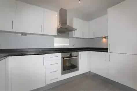 2 Bed 2 Bath Apartment 61m² London Full Renovation