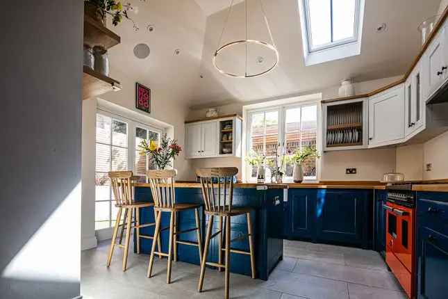 4-Bedroom Stable Cottage Richmond TW10 Architecturally Converted