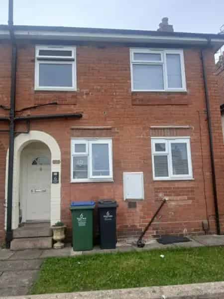 2 Bed Semi Detached House Near Shops