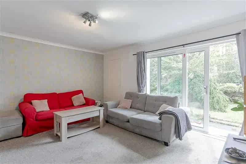 2 Bed Flat - Garden & Ground Floor with 1 Reception Room