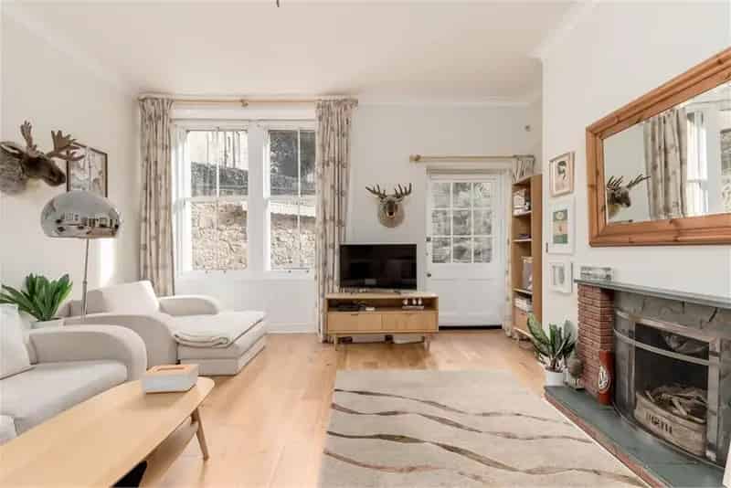2 Bed Flat Garden 1 Reception Room South Facing
