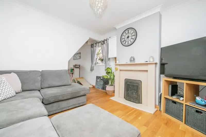 Family Home Two Double Bedrooms Enclosed Garden