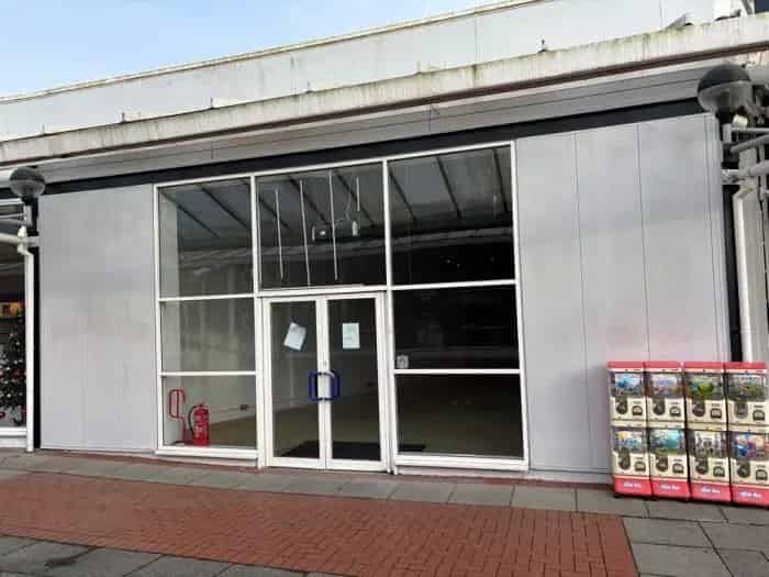 Retail Unit in Popular Shopping Centre