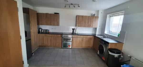 2 Bed House Near Tube Station Schools Shops Parking