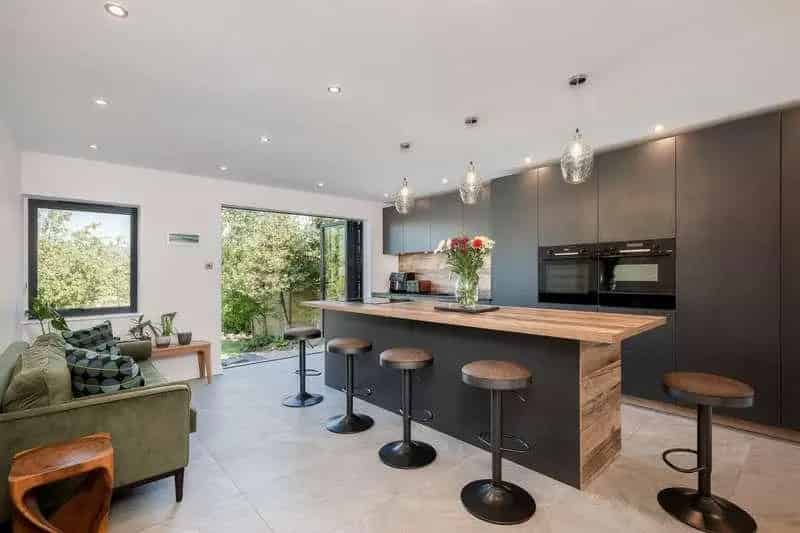 5 Bedroom House for Sale in Whitnash