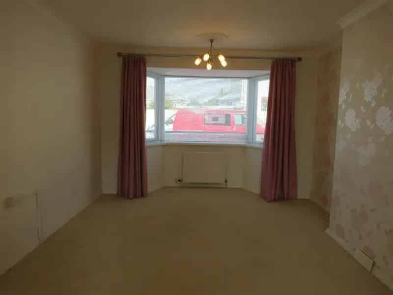 Spacious 3 Bedroom House with Enclosed Garden Zero Deposit Available