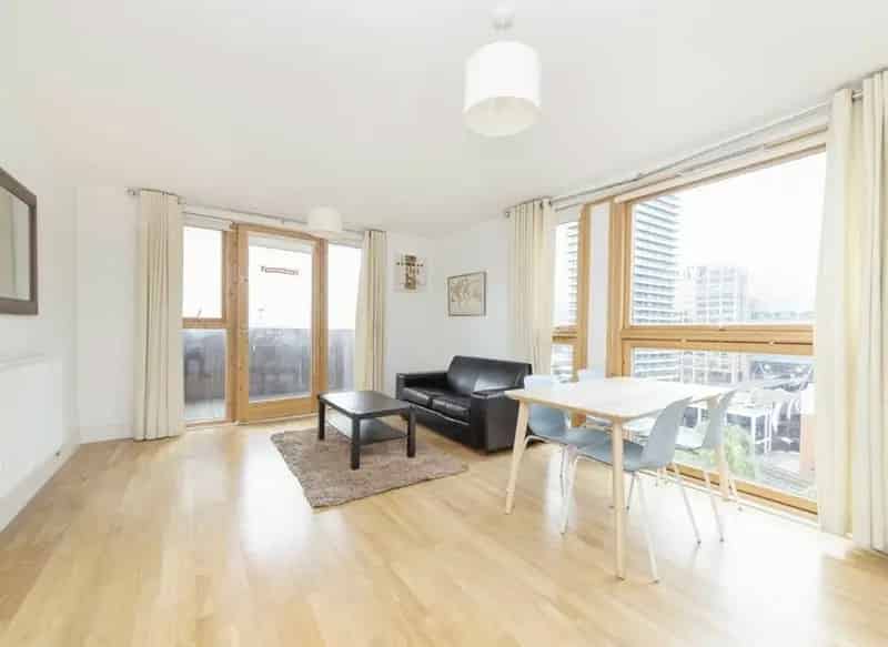 Bright 2-Bed Apartment with Skyline Views Near South Quay