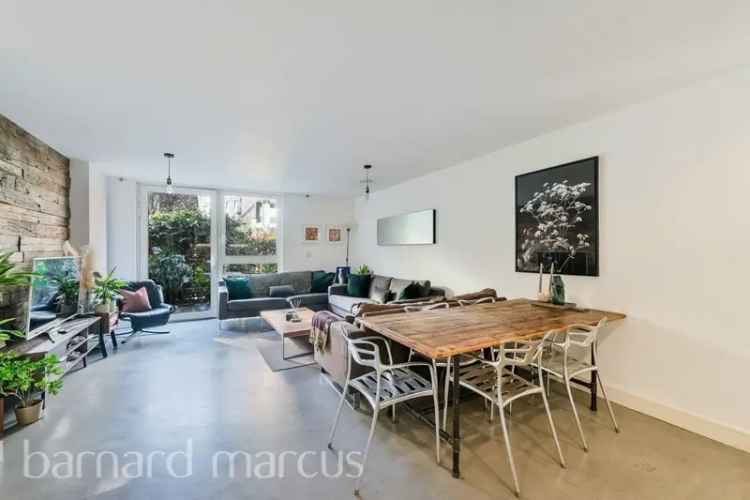 Immaculately Presented Two Bedroom Apartment Surrey Quays