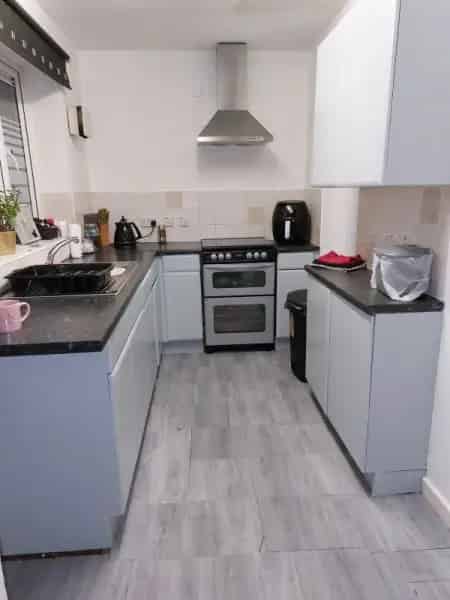 2 Bed House Swap near Wolverhampton Coach Station - Family Home